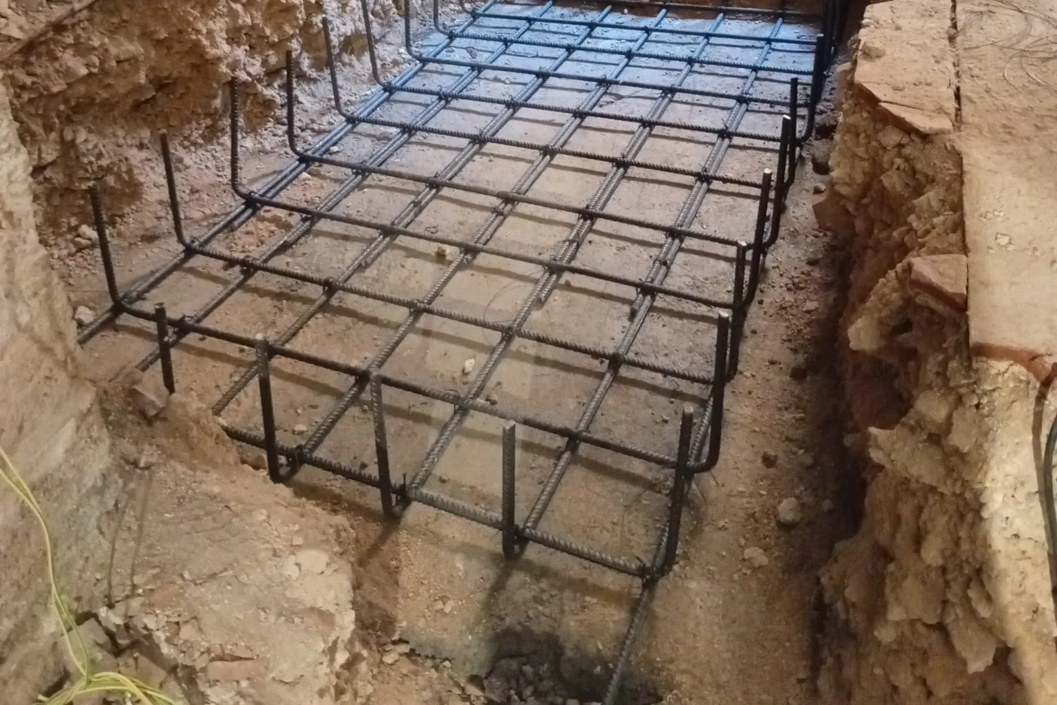 Armado de acero de la nueva cimentación, dentro de un edificio en rehabilitación en Banyoles.