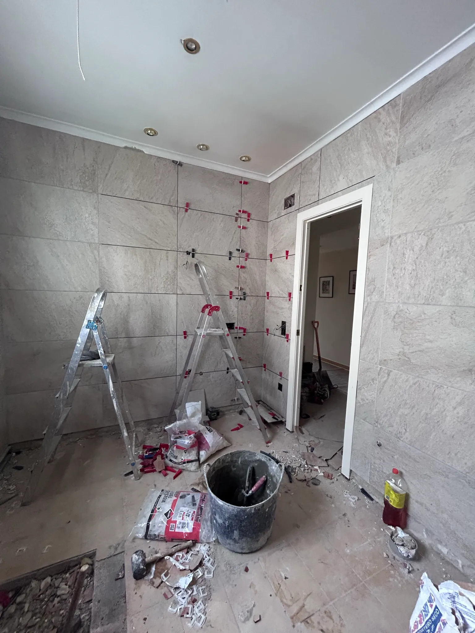 Alicatado a hueso con juntas mínimas en el baño en obras de Banyoles